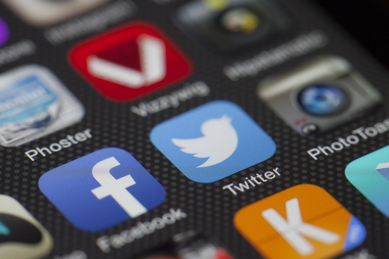 twitter-292988_1280 twitter on a phone screen